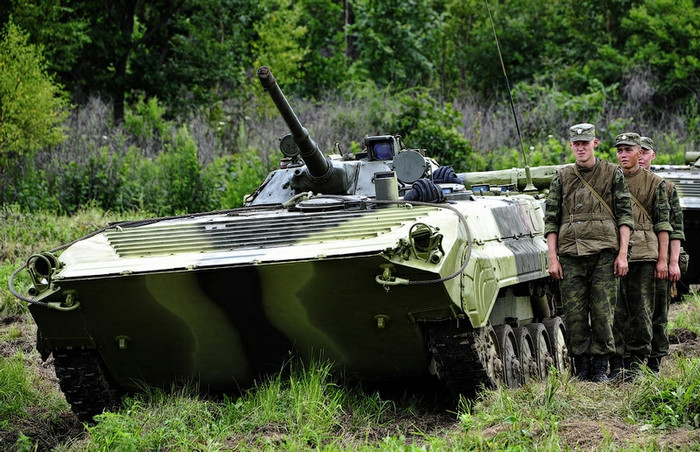 Xe tăng, xe bọc thép Nga diễn tập vượt sông. Xe tăng, xe bọc thép Nga diễn tập vượt sông.