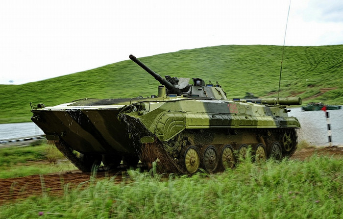 Xe tăng, xe bọc thép Nga diễn tập vượt sông. Xe tăng, xe bọc thép Nga diễn tập vượt sông.