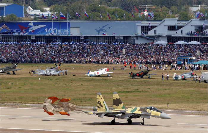 Siêu tiêm kích Su-35 với phanh dù. Siêu tiêm kích Su-35 với phanh dù.