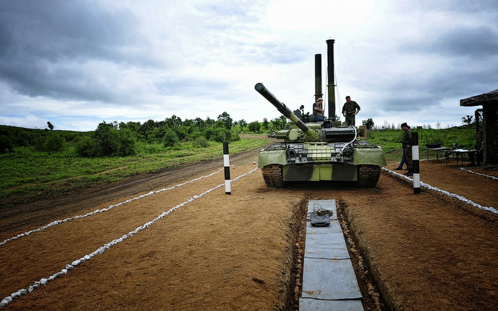 Xe tăng, xe bọc thép Nga diễn tập vượt sông. Xe tăng, xe bọc thép Nga diễn tập vượt sông.