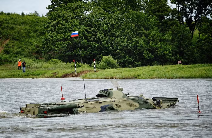 Xe tăng, xe bọc thép Nga diễn tập vượt sông.