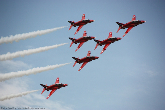 Phi đội Mũi tên đỏ của Anh trình diễn. Phi đội Mũi tên đỏ của Anh trình diễn.