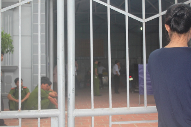 Nghi có điều chẳng lành, nhân viên nhà nghỉ lấy chìa khóa phòng mở cửa thì phát hiện hai thi thể nằm trên vũng máu trong tình trạng không mảnh vải che thân.