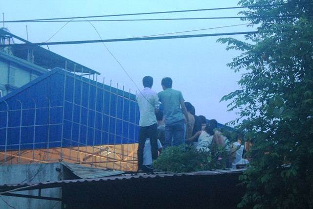 Nhiều người hiếu kỳ đã lên tận mái nhà để xem.