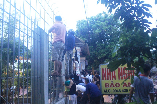 Khu vực cổng ngoài hiện trường vụ án.