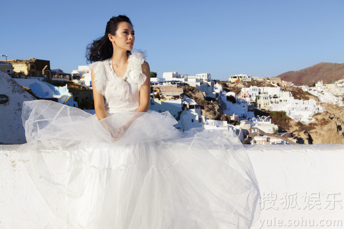 Vẻ đẹp Á Đông sang trọng, thuần khiết chính là nét cuốn hút đặc biệt của Chương Tử Di. Trong bộ váy bồng bềnh, cô càng trở nên xinh đẹp bội phần.