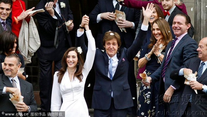 Đông đảo fan hâm mộ và bạn bè đã đến chúc mừng hạnh phúc của Paul McCartney Đông đảo fan hâm mộ và bạn bè đã đến chúc mừng hạnh phúc của Paul McCartney