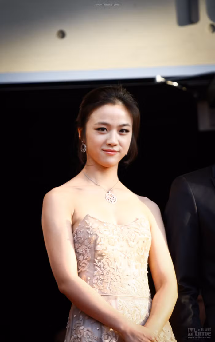 Nữ diễn viên Sắc, giới diện một chiếc váy gợi cảm khoe đôi vai và tay trần trắng nõn nà.