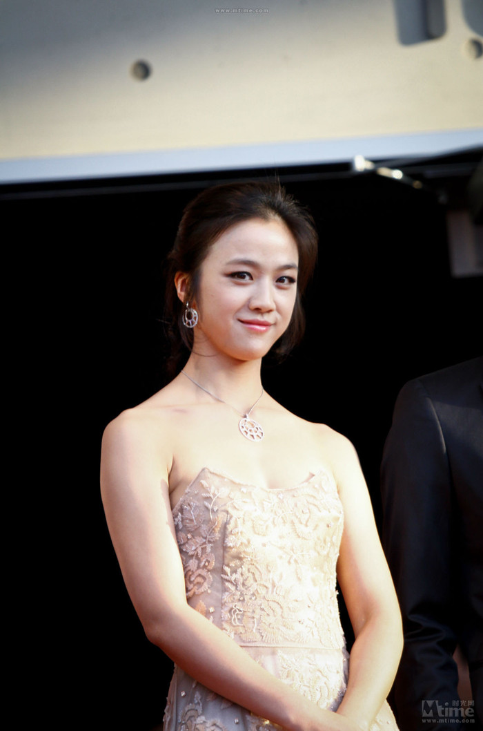 Đây không phải lần đầu người đẹp Sắc, giới đến Hàn Quốc quảng bá phim. Với bộ phim Thu Muộn, Thang Duy nhanh chóng chiếm được sự quan tâm, yêu mến của khán giả xứ Hàn.