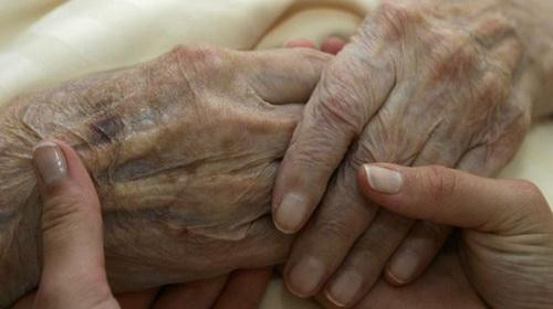 "Ngày bố mẹ già đi, con hãy cố gắng kiên nhẫn và hiểu cho bố mẹ" (Ảnh minh họa)