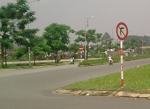 Nhiều tấm biển kỳ lại tại làng ĐH Thủ Đức TP. HCM. Trên hình là biển báo cấm rẽ phải, nhưng thực chất đoạn đường đó là đường hai chiều, thậm chí còn có cả dải ngăn cách nữa, và các phương tiện giao thông vẫn rẽ phải bình thường. Ảnh: Nhữ Đình Hùng Nhiều tấm biển kỳ lại tại làng ĐH Thủ Đức TP. HCM. Trên hình là biển báo cấm rẽ phải, nhưng thực chất đoạn đường đó là đường hai chiều, thậm chí còn có cả dải ngăn cách nữa, và các phương tiện giao thông vẫn rẽ phải bình thường. Ảnh: Nhữ Đình Hùng