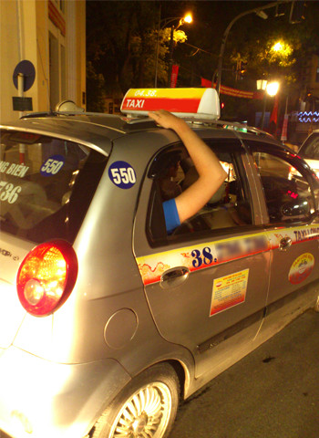 Đi taxi còn phải bám cho chắc ăn. Ảnh: Trương Anh Tuấn Đi taxi còn phải bám cho chắc ăn. Ảnh: Trương Anh Tuấn