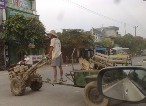 Bức ảnh này chụp tại thị xã Sơn Tây - Hà Nội. Một bác đứng lái máy cày hiên ngang chạy cắt ngang phố (Ảnh: Hoàng Giang). Bức ảnh này chụp tại thị xã Sơn Tây - Hà Nội. Một bác đứng lái máy cày hiên ngang chạy cắt ngang phố (Ảnh: Hoàng Giang).