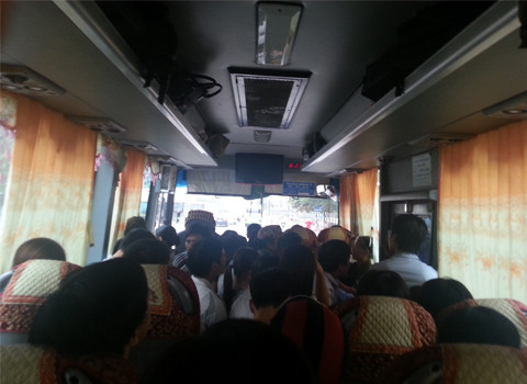 Xe "chất lượng cao" nhồi nhét khách tại Nam Định. Ảnh: Vũ Đức Doanh Xe "chất lượng cao" nhồi nhét khách tại Nam Định. Ảnh: Vũ Đức Doanh
