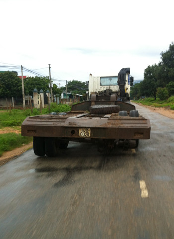 Xe tải thiếu bánh sau nhưng vẫn chạy. Ảnh: Đoàn Thanh Chung Xe tải thiếu bánh sau nhưng vẫn chạy. Ảnh: Đoàn Thanh Chung