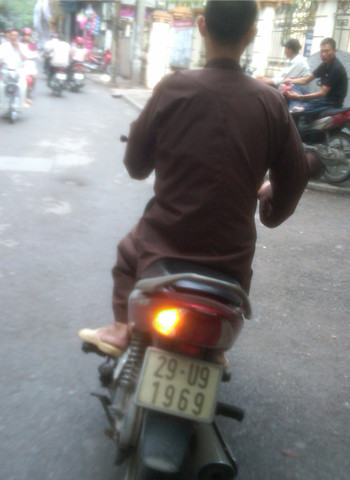 Chú tiểu đánh võng, không đội mũ bảo hiểm, chụp tại phố Yên Hoà, quận Cầu Giấy, TP. Hà Nội. Ảnh: Nguyễn Hoàng Việt Chú tiểu đánh võng, không đội mũ bảo hiểm, chụp tại phố Yên Hoà, quận Cầu Giấy, TP. Hà Nội. Ảnh: Nguyễn Hoàng Việt