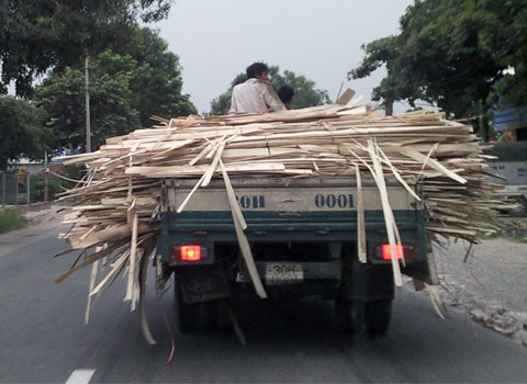 Ngồi trên thùng xe tải rất nguy hiểm. Ảnh: Pham Ngoc Vu Ngồi trên thùng xe tải rất nguy hiểm. Ảnh: Pham Ngoc Vu