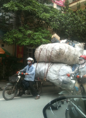 Chở hàng quá cồng kềnh và nguy hiểm. Ảnh: Nguyễn Mạnh Hùng Chở hàng quá cồng kềnh và nguy hiểm. Ảnh: Nguyễn Mạnh Hùng