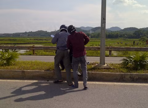 Hợp sức vác xe qua dải phân cách. Ảnh: Tùng LV