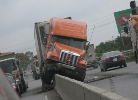 Xe Container tai nạn leo lên dải phân cách, chụp tại Hà Nam. Ảnh: Phan Thuy Xe Container tai nạn leo lên dải phân cách, chụp tại Hà Nam. Ảnh: Phan Thuy
