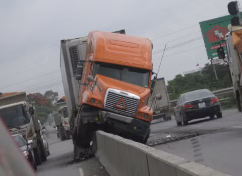 Xe Container tai nạn leo lên dải phân cách, chụp tại Hà Nam. Ảnh: Phan Thuy