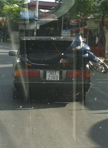 Bỏ cả chiếc xe máy trong cốp xe. Ảnh: Nguyễn Minh Đức