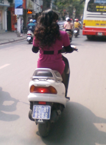 Chạy xe "biển xanh" thì không cần đội mũ bảo hiểm? (chụp trên phố Bà Triệu, Hà Nội. Ảnh: Thanh Tun). Chạy xe "biển xanh" thì không cần đội mũ bảo hiểm? (chụp trên phố Bà Triệu, Hà Nội. Ảnh: Thanh Tun).