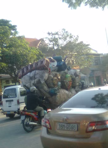 Chở hàng quá tải, chụp tại Hải Phòng. Ảnh: Nguyen Van Thang