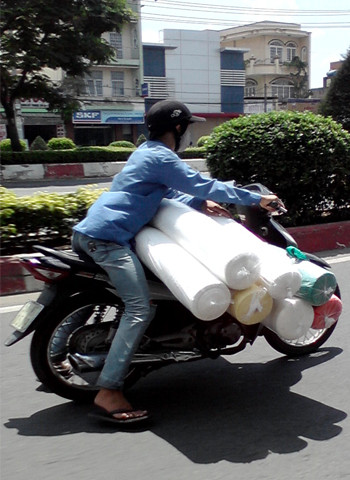 Đi xe kiểu này rồi sao mà phanh. Ảnh: Hà Dũng Đi xe kiểu này rồi sao mà phanh. Ảnh: Hà Dũng