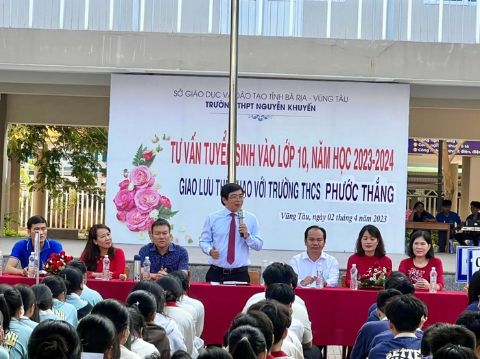 Trường Trung học phổ thông Nguyễn Khuyến tư vấn tuyển sinh cho học sinh lớp 9. Ảnh NTCC trung.jpg