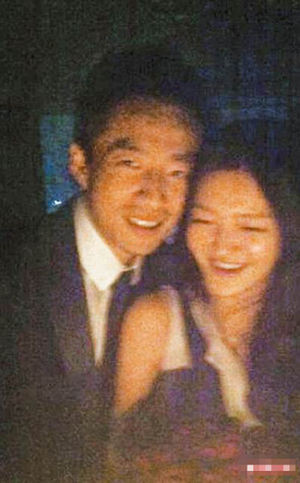 Uông Tiểu Phi khoe ảnh sinh nhật vợ trên weibo