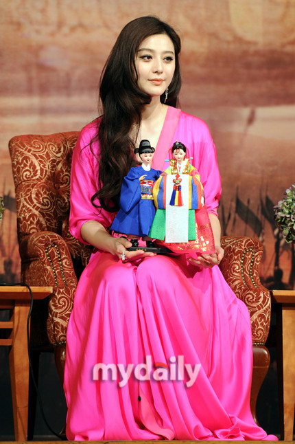 Theo sử sách ghi lại, Dương Quý Phi có một vẻ đẹp “phú thái” đầy đặn. Với vẻ đẹp thông minh sắc sảo, không có gì để bàn cãi khi mỹ nữ họ Phạm đủ tiêu chuẩn về khuôn mặt, tuy nhiên cô lại bị đánh giá là hơi gầy. Vì vậy, nhiều người đồn đoán, thời gian này, Phạm Băng Băng béo lên trông thấy chính là để chuẩn bị cho bộ phim. Theo sử sách ghi lại, Dương Quý Phi có một vẻ đẹp “phú thái” đầy đặn. Với vẻ đẹp thông minh sắc sảo, không có gì để bàn cãi khi mỹ nữ họ Phạm đủ tiêu chuẩn về khuôn mặt, tuy nhiên cô lại bị đánh giá là hơi gầy. Vì vậy, nhiều người đồn đoán, thời gian này, Phạm Băng Băng béo lên trông thấy chính là để chuẩn bị cho bộ phim.