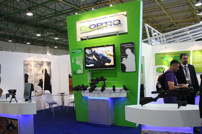 Một gian hàng giới thiệu súng bắn tỉa, ống nhòm...