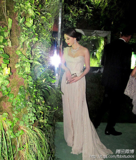 Ngày 18/9/2011, Phạm Băng Băng tham dự buổi triển lãm trang sức Cartier tại biệt thự Villa Aurelia ở Rome, Ý. Phạm Băng Băng từng tâm sự trong rằng, cô vốn là fan hâm mộ của Monica nên việc gặp gỡ với thần tượng khiến cô cảm thấy vô cùng hồi hộp và hào hứng. Cô bày tỏ sự ngưỡng mộ vì cách giữ gìn vóc dáng tuyệt vời sau khi sinh con của người đẹp 47 tuổi. Do mặc bộ đầm kem lại trang điểm quá đệm, nên Phạm Băng Băng tuy thể hiện được vẻ cổ điển đậm chất phương Đông nhưng trông cô khá nhợt nhạt. Ngày 18/9/2011, Phạm Băng Băng tham dự buổi triển lãm trang sức Cartier tại biệt thự Villa Aurelia ở Rome, Ý. Phạm Băng Băng từng tâm sự trong rằng, cô vốn là fan hâm mộ của Monica nên việc gặp gỡ với thần tượng khiến cô cảm thấy vô cùng hồi hộp và hào hứng. Cô bày tỏ sự ngưỡng mộ vì cách giữ gìn vóc dáng tuyệt vời sau khi sinh con của người đẹp 47 tuổi. Do mặc bộ đầm kem lại trang điểm quá đệm, nên Phạm Băng Băng tuy thể hiện được vẻ cổ điển đậm chất phương Đông nhưng trông cô khá nhợt nhạt.