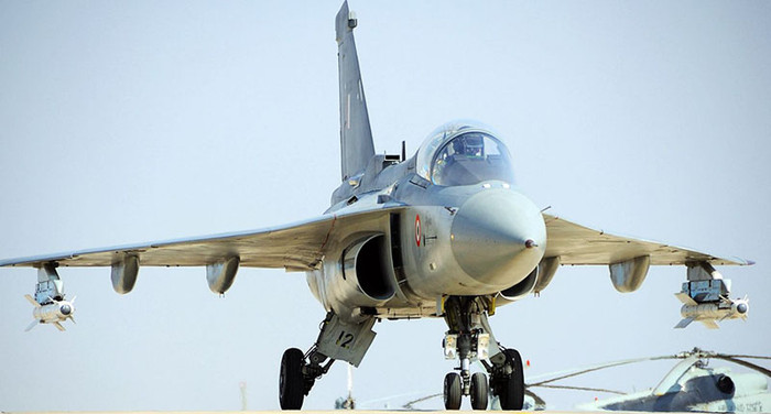 HAL Tejas là một loại máy bay tiêm kích phản lực đa năng hạng nhẹ được phát triên bởi Ấn Độ. Nó không có cánh đuôi ngang, thay vào đó là thiết kế cánh tam giác, máy bay được trang bị 1 động cơ phản lực.