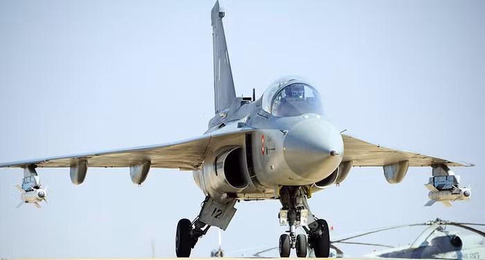 HAL Tejas là một loại máy bay tiêm kích phản lực đa năng hạng nhẹ được phát triên bởi Ấn Độ. Nó không có cánh đuôi ngang, thay vào đó là thiết kế cánh tam giác, máy bay được trang bị 1 động cơ phản lực.