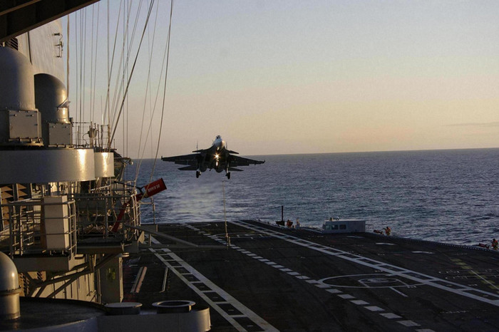 Tiêm kích MiG-29KUB hạ cánh trên tàu sân bay INS Vikramaditya.