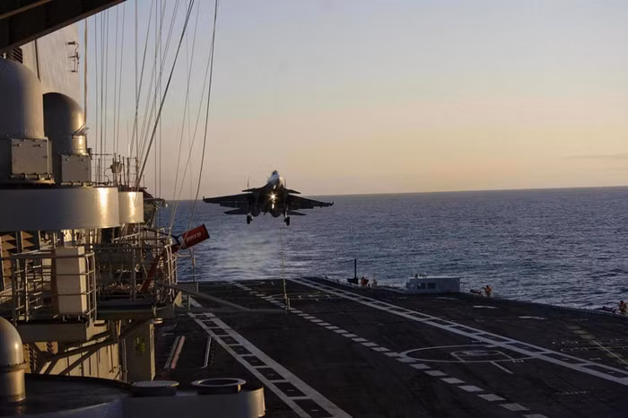 Tiêm kích MiG-29KUB hạ cánh trên tàu sân bay INS Vikramaditya.