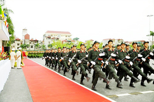 Được đào tạo bài bản nên các bạn trẻ thuộc thế hệ 8X đời cuối và 9X đời đầu duyệt binh đều tăm tắp.