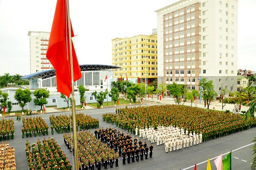 Sinh viên thuộc các ngành khác nhau với sắc phục khác nhau trong đội hình ngày khai giảng.