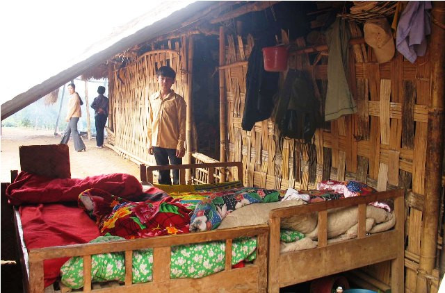 Ở xã Mù Cả, huyện Mường Tè, tỉnh Lai Châu, một điểm trường từng ghi dấu trong lịch sử, là nơi đầu tiên của rẻo cao Việt nam được xóa mù và phổ cập tiểu học, nhưng các cháu nằm ở giường ngoài trời qua đêm, không phên liếp.