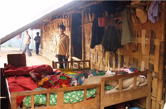 Ở xã Mù Cả, huyện Mường Tè, tỉnh Lai Châu, một điểm trường từng ghi dấu trong lịch sử, là nơi đầu tiên của rẻo cao Việt nam được xóa mù và phổ cập tiểu học, nhưng các cháu nằm ở giường ngoài trời qua đêm, không phên liếp. Ở xã Mù Cả, huyện Mường Tè, tỉnh Lai Châu, một điểm trường từng ghi dấu trong lịch sử, là nơi đầu tiên của rẻo cao Việt nam được xóa mù và phổ cập tiểu học, nhưng các cháu nằm ở giường ngoài trời qua đêm, không phên liếp.