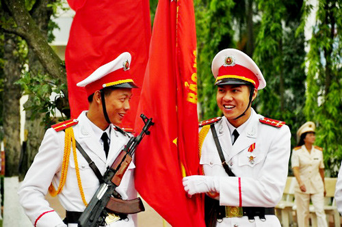 Niềm vui của các chàng sinh viên trong ngày đón năm học mới.