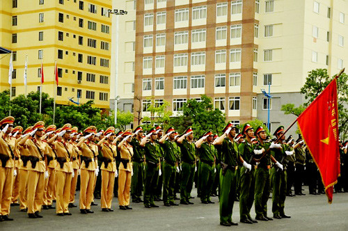 Hàng ngũ ngay ngắn và nghiêm trang để làm lễ chào cờ.