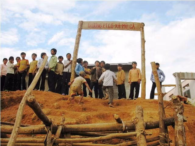 Cổng lên trường thì dốc hơn đỉnh núi, không có đường mòn lên, phải trèo núi. Cổng chỉ là mấy khúc gỗ ghép thành hình như cổng thành thời... Tam Quốc Cổng lên trường thì dốc hơn đỉnh núi, không có đường mòn lên, phải trèo núi. Cổng chỉ là mấy khúc gỗ ghép thành hình như cổng thành thời... Tam Quốc
