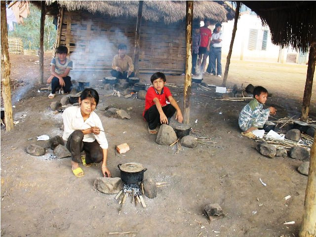 Mỗi cháu một nồi, kê ba viên đá, chụm củi, chụm giấy vở học trò vào nấu cơm ăn, bốn bề gió thốc, không phên liếp che chắn