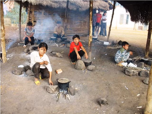 Mỗi cháu một nồi, kê ba viên đá, chụm củi, chụm giấy vở học trò vào nấu cơm ăn, bốn bề gió thốc, không phên liếp che chắn Mỗi cháu một nồi, kê ba viên đá, chụm củi, chụm giấy vở học trò vào nấu cơm ăn, bốn bề gió thốc, không phên liếp che chắn