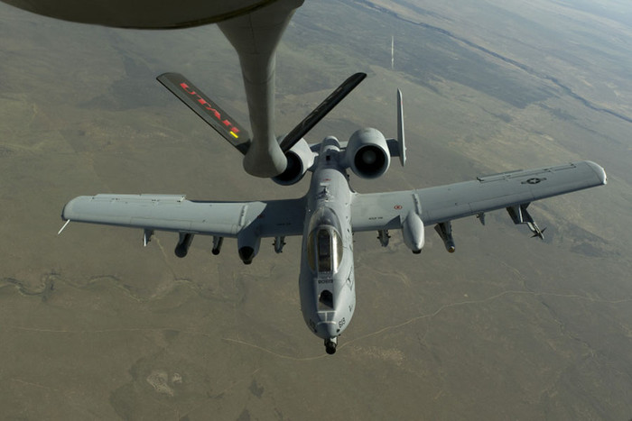 Máy bay A-10 Thunderbolt II và KC-135 thực hiện tiếp nhiên liệu.