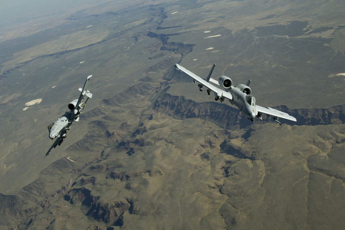 Hai máy bay A-10 khởi hành sau khi được tiếp nhiên liệu từ máy bay chở dầu KC-135.