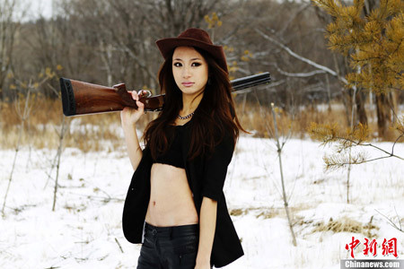 Giữa thời tiết băng giá với cái lạnh – 27 độ C, cô gái trẻ vẫn diện trang phục gợi cảm, khoe đường cong cuốn hút, cầm súng đi săn. Bộ ảnh được rò rỉ trên các trang mạng xã hội từ vài tuần trước đó. Giữa thời tiết băng giá với cái lạnh – 27 độ C, cô gái trẻ vẫn diện trang phục gợi cảm, khoe đường cong cuốn hút, cầm súng đi săn. Bộ ảnh được rò rỉ trên các trang mạng xã hội từ vài tuần trước đó.